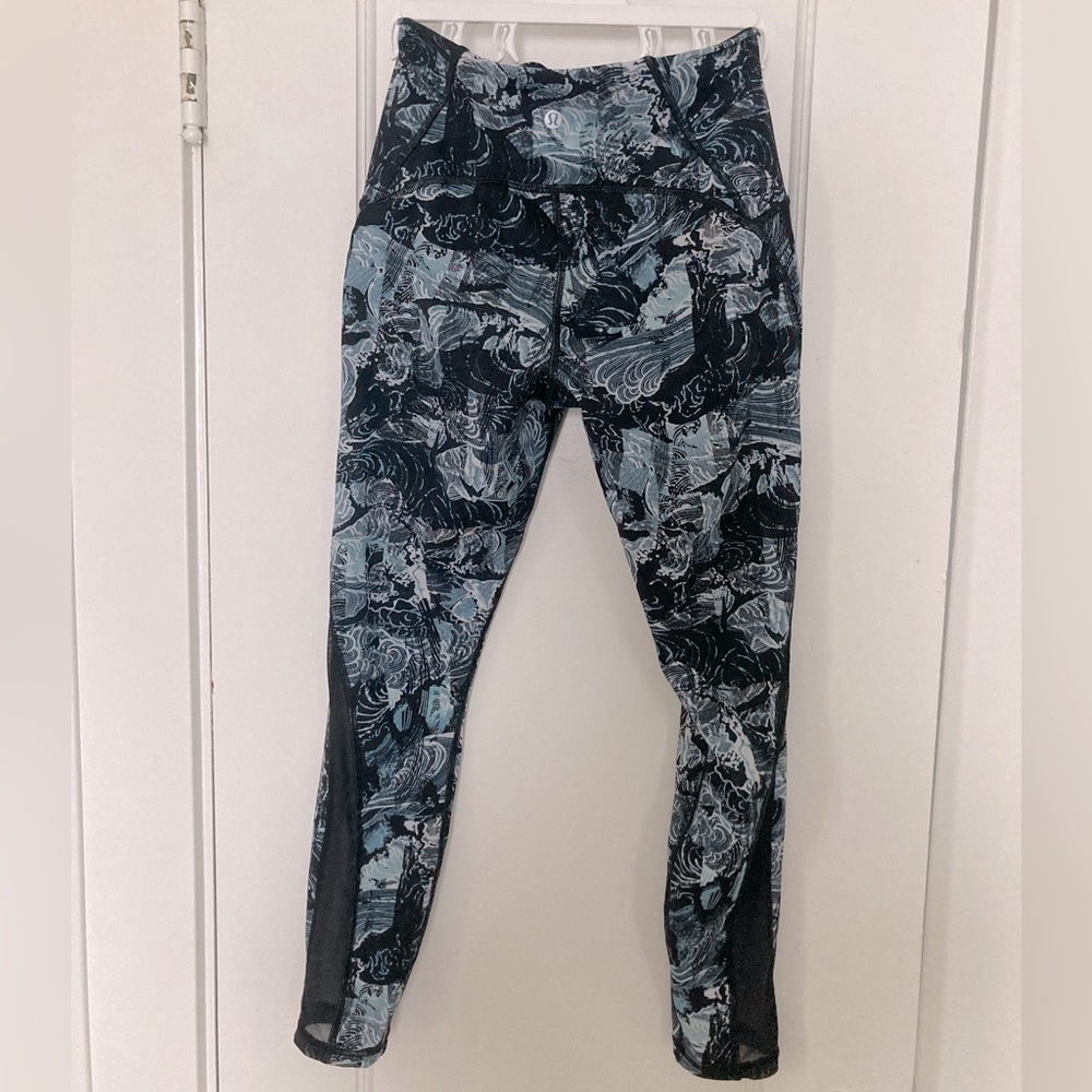 Blue swirling pattern leggings